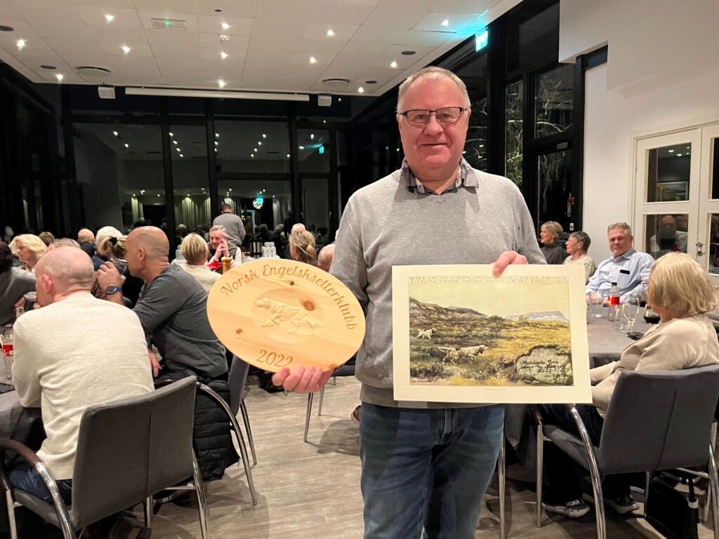 Tom Rikard Johansen fikk overrakt det flotte trefatet på klubbens julemøte i desember.