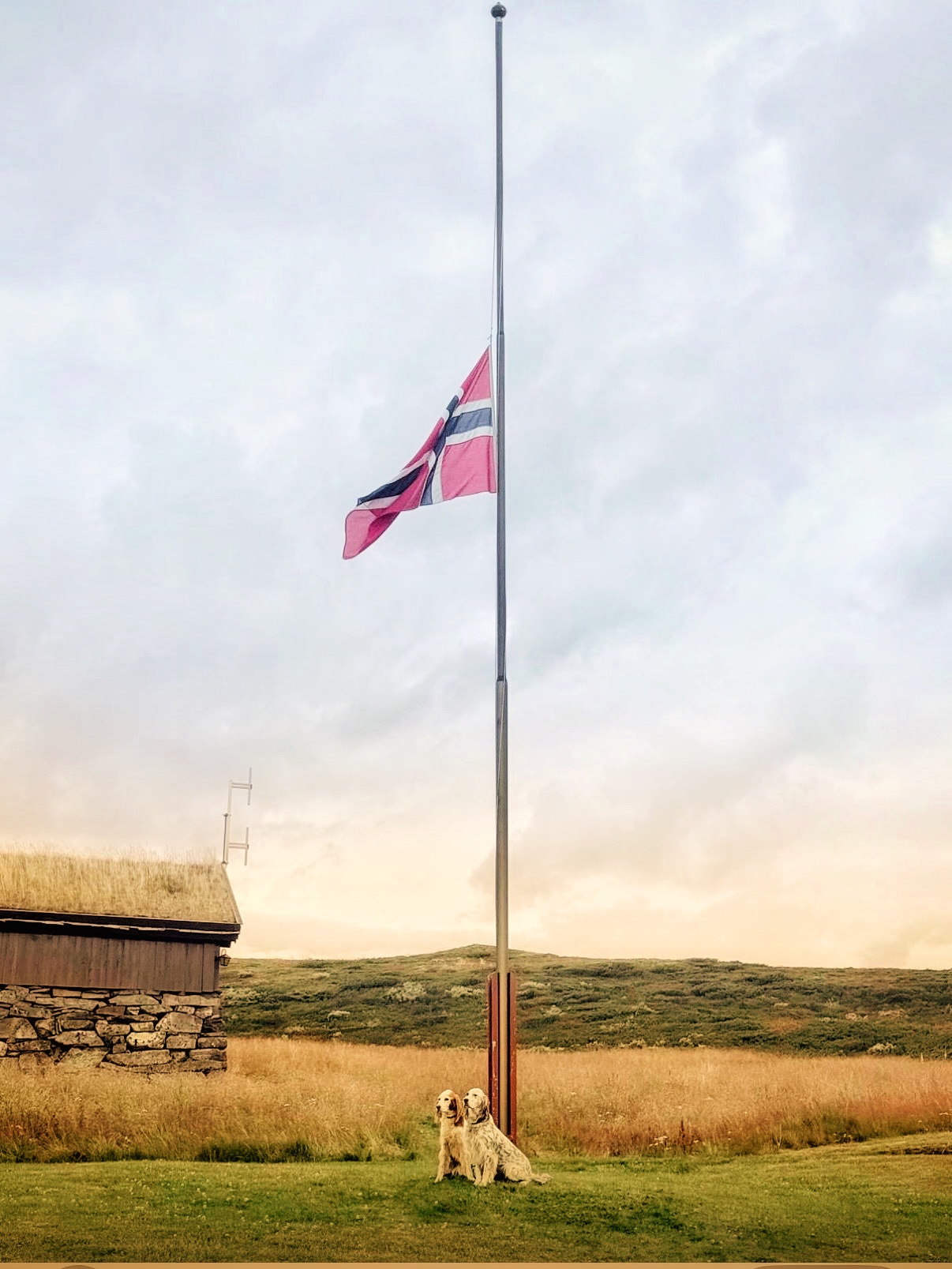 Sletthallens Gila og Java under flagget på halv stang